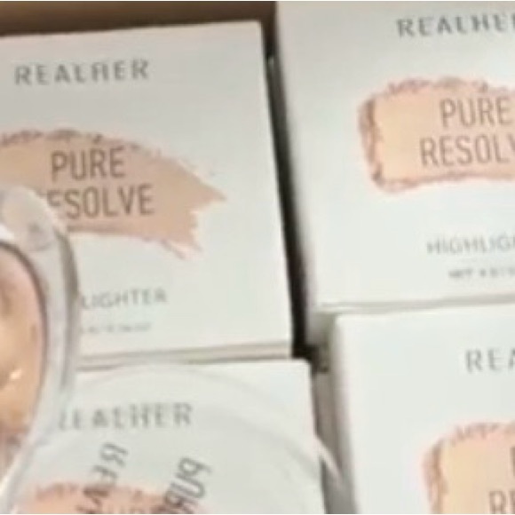RealHer Pure Resolve Highlighter in Champagne - Picture 4 of 5